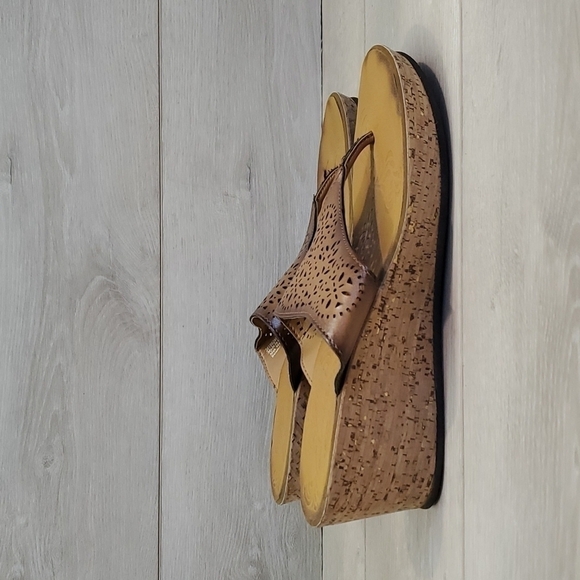 Clarks "Like New"Womens T Strap Wedge Comfort Sandals shoes sz 8M - Picture 2 of 11